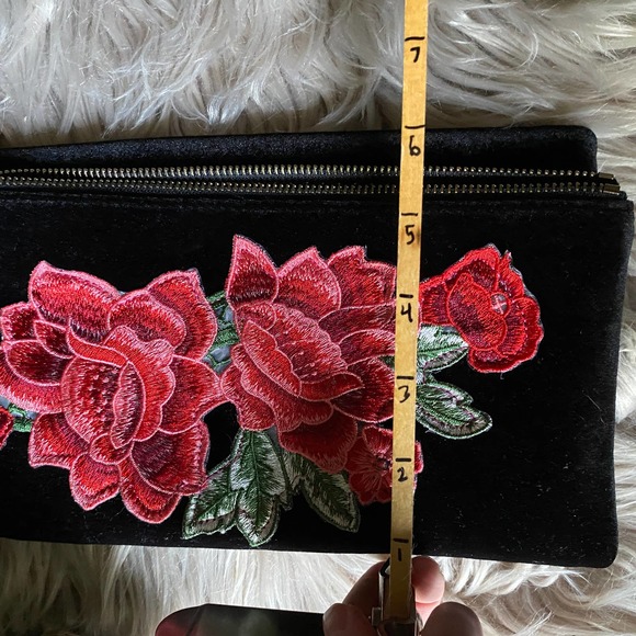 SOLD 🛒 Embroidered Velvet Purse - Picture 9 of 9